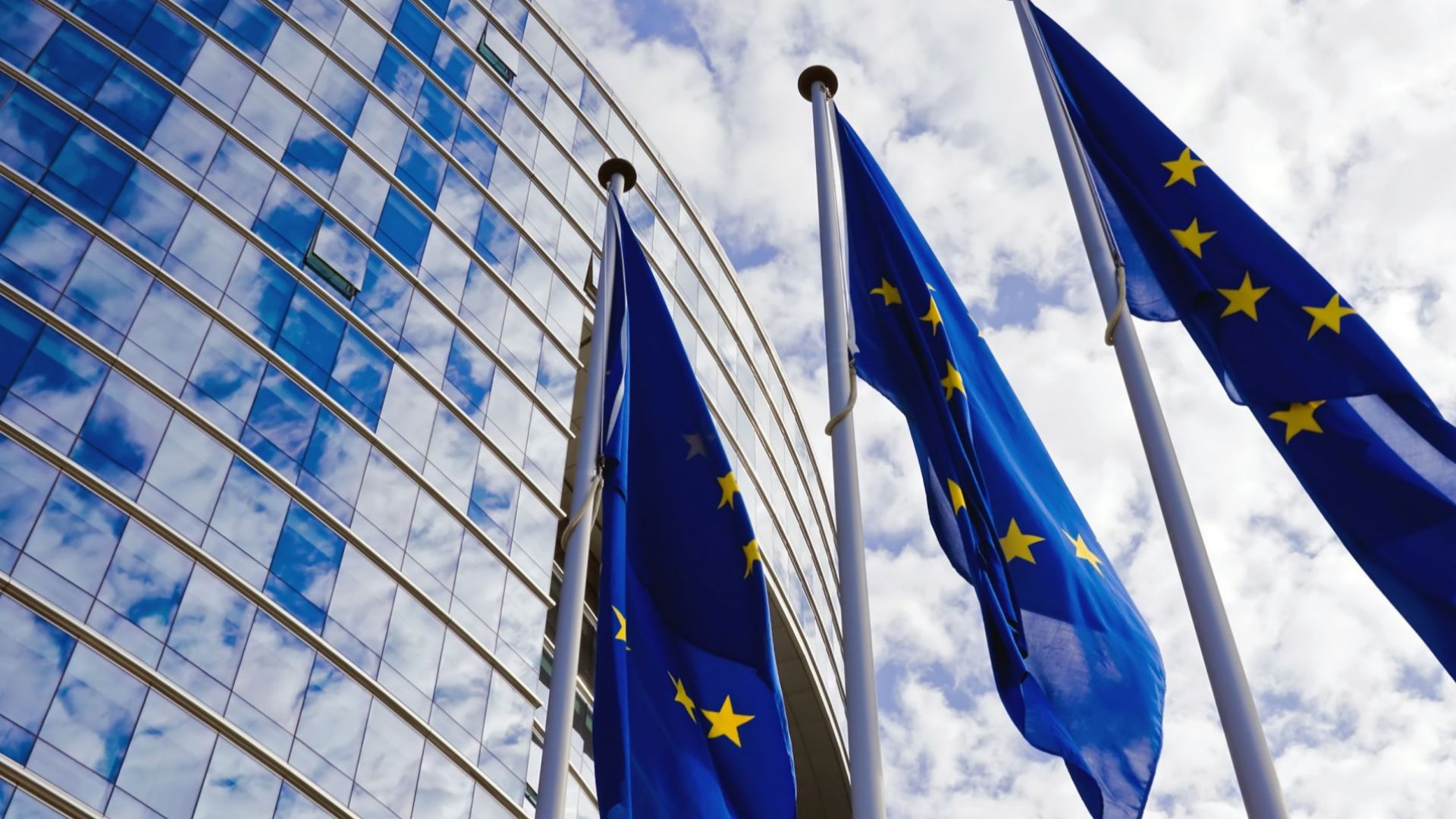 "Политико": ЕС е близо до споразумение за попълване на запасите на Киев с боеприпаси