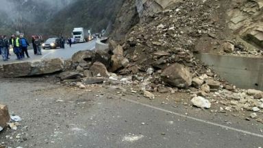 Тонове паднала скална маса затвори общинския път за село Ситово
