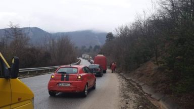 Мъж загина след челен сблъсък между лек автомобил Ауди 3