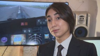 Първата жена пилот в гражданската авиация на Афганистан е бежанка