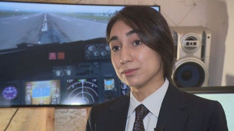 Първата жена пилот в гражданската авиация на Афганистан е бежанка