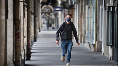 Вариантът Омикрон продължава да обърква сметките на всемирната борба срещу