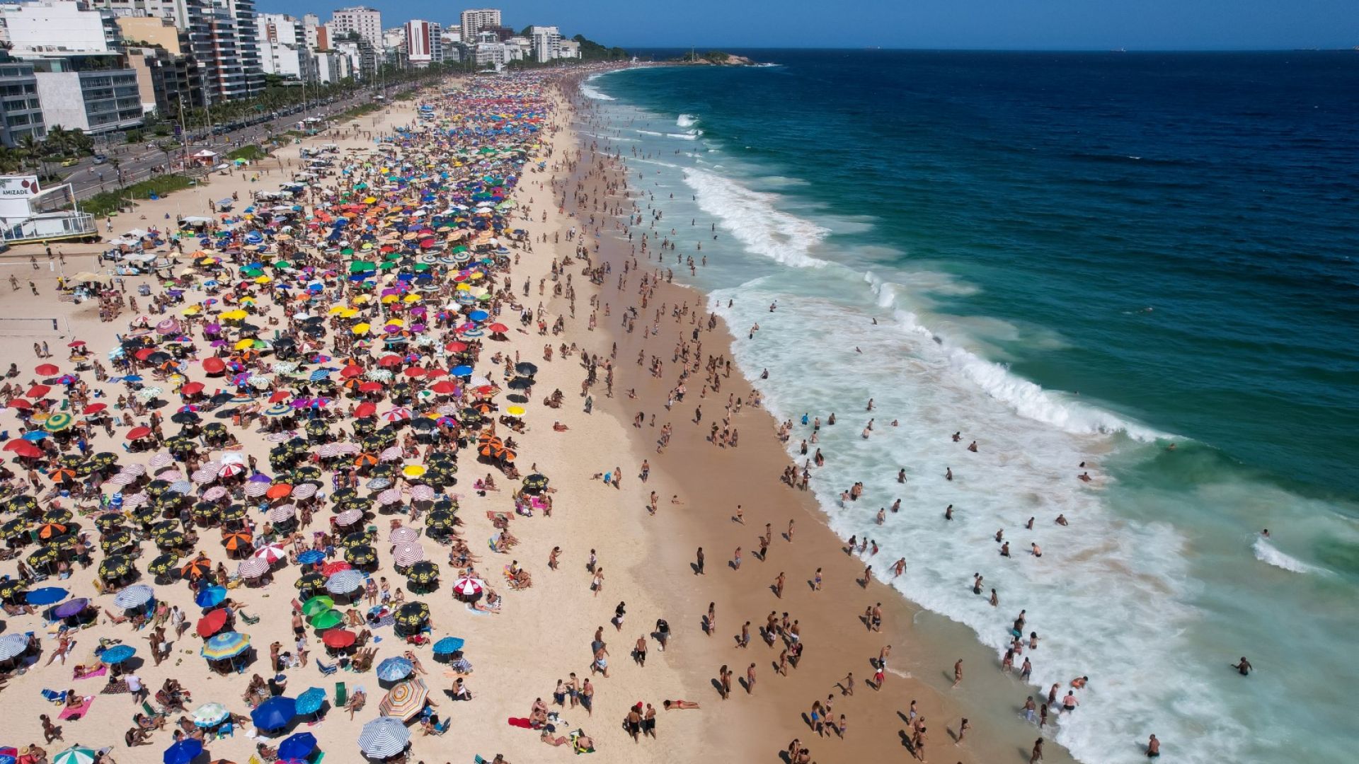 Плажовете в Рио де Жанейро са претъпкани въпреки Омикрон (снимки)