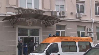 ДАЗД откри нарушения в МБАЛ-Сливен заради вързаното за леглото бебе
