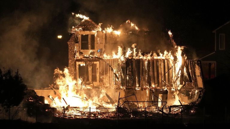 Американският щат Колорадо обяви бедствено положение заради бушуващите горски пожари.
Пламъците