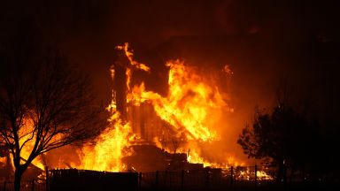 Разпалените от силни ветрове пожари които изгориха стотици домове в