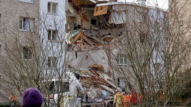 Силна експлозия разруши голяма част от жилищна сграда в град