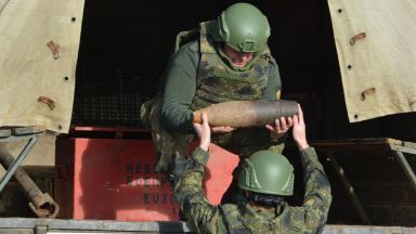 Специализиран екип от 31 и механизиран батальон от състава на Сухопътните