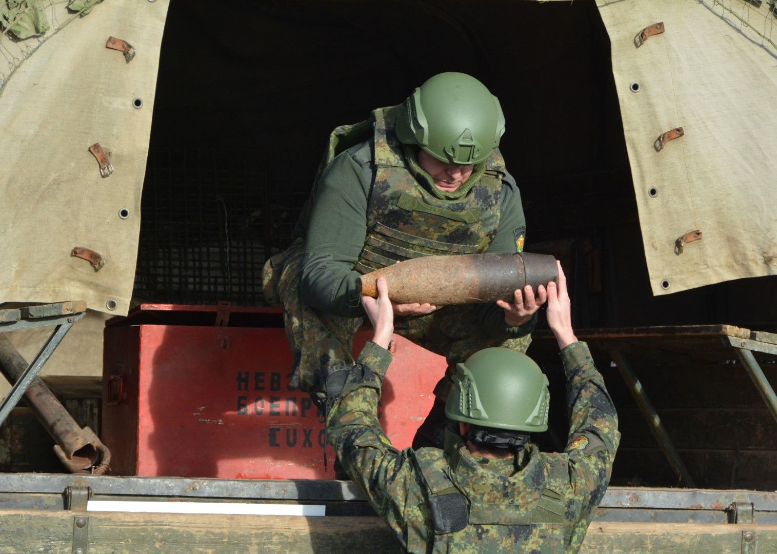 Сапьори от хасковския военен гарнизон взеха открития в хасковско село снаряд и го отнесоха за контролирано взривяване на учебния военен полигон до село Добрич