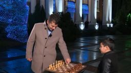 Премиерът честити Новата година на партия шах с послание да запазим талантите в България