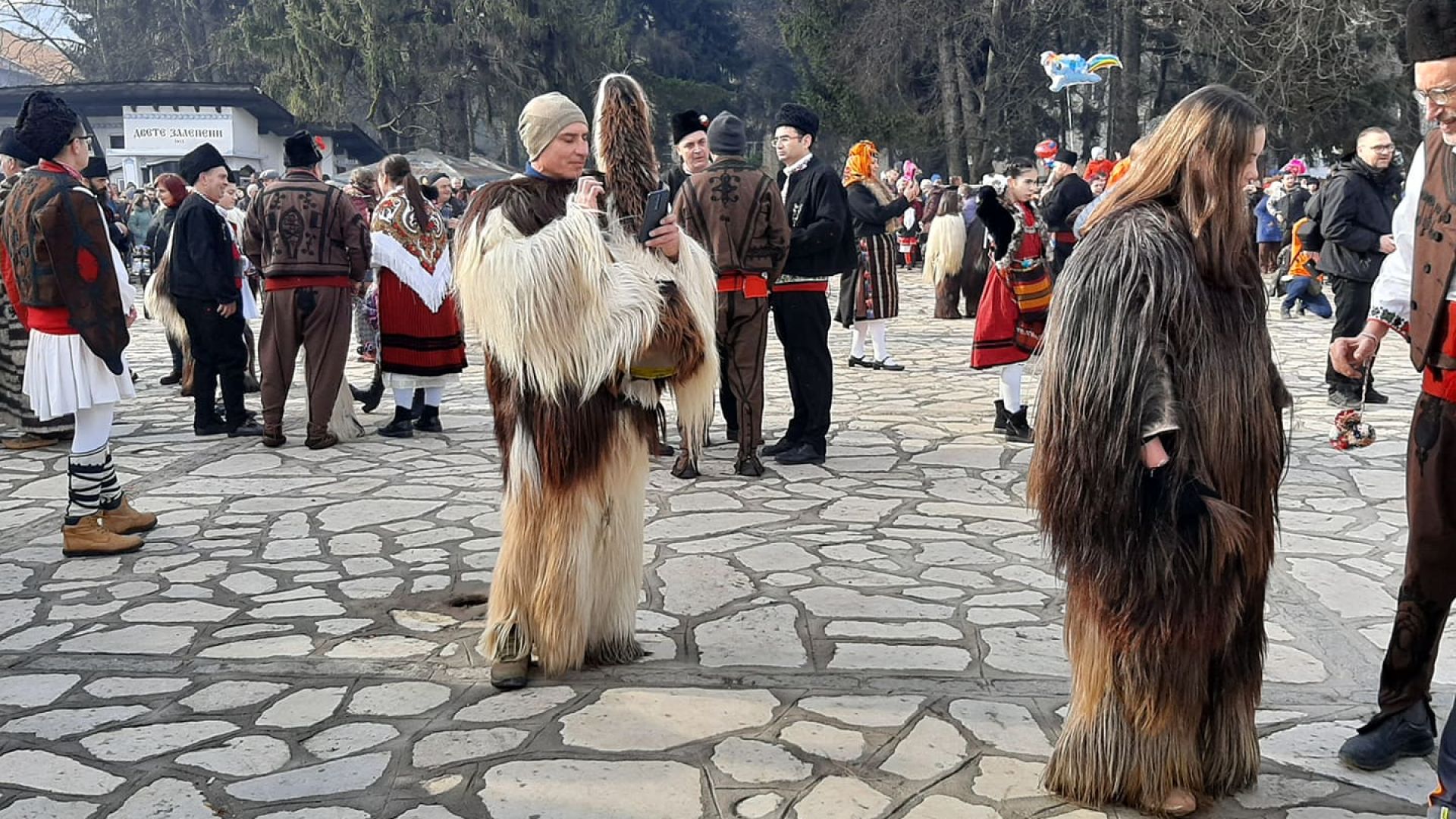 Кукери гонят злите сили на традиционния фестивал "Старчевата" в Разлог (снимки)