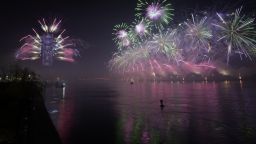 Пандемия или пищни тържества: Как посрещна светът 2022 година (снимки/видео)