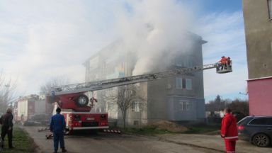 Русенец загина при пожар в апартамент, 4-годишно дете е откарано в болница