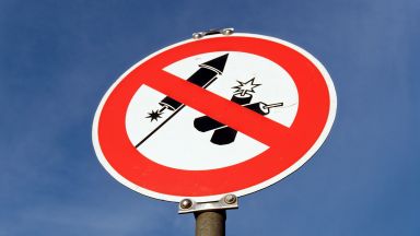 Три деца са пострадали от запалени пиратки във Враца Те