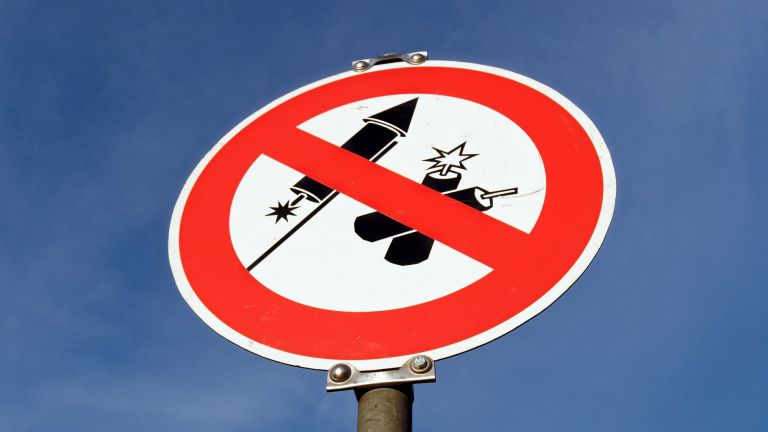 Три деца са пострадали от запалени пиратки във Враца. Те