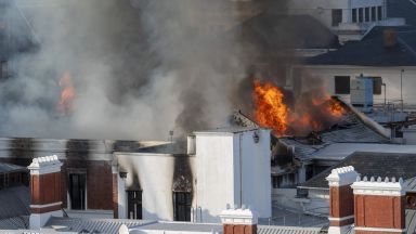 Виж още Пленарната зала на южноафриканския парламент в Кейптаун е