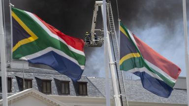 Гори южноафриканският парламент в Кейптаун (видео/снимки)