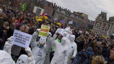 Полицията в Амстердам разпръсна днес неразрешен протест срещу въведените от