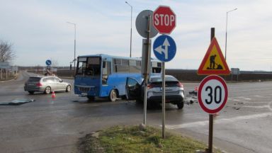 Автобус и кола се блъснаха в Русе, има пострадали 