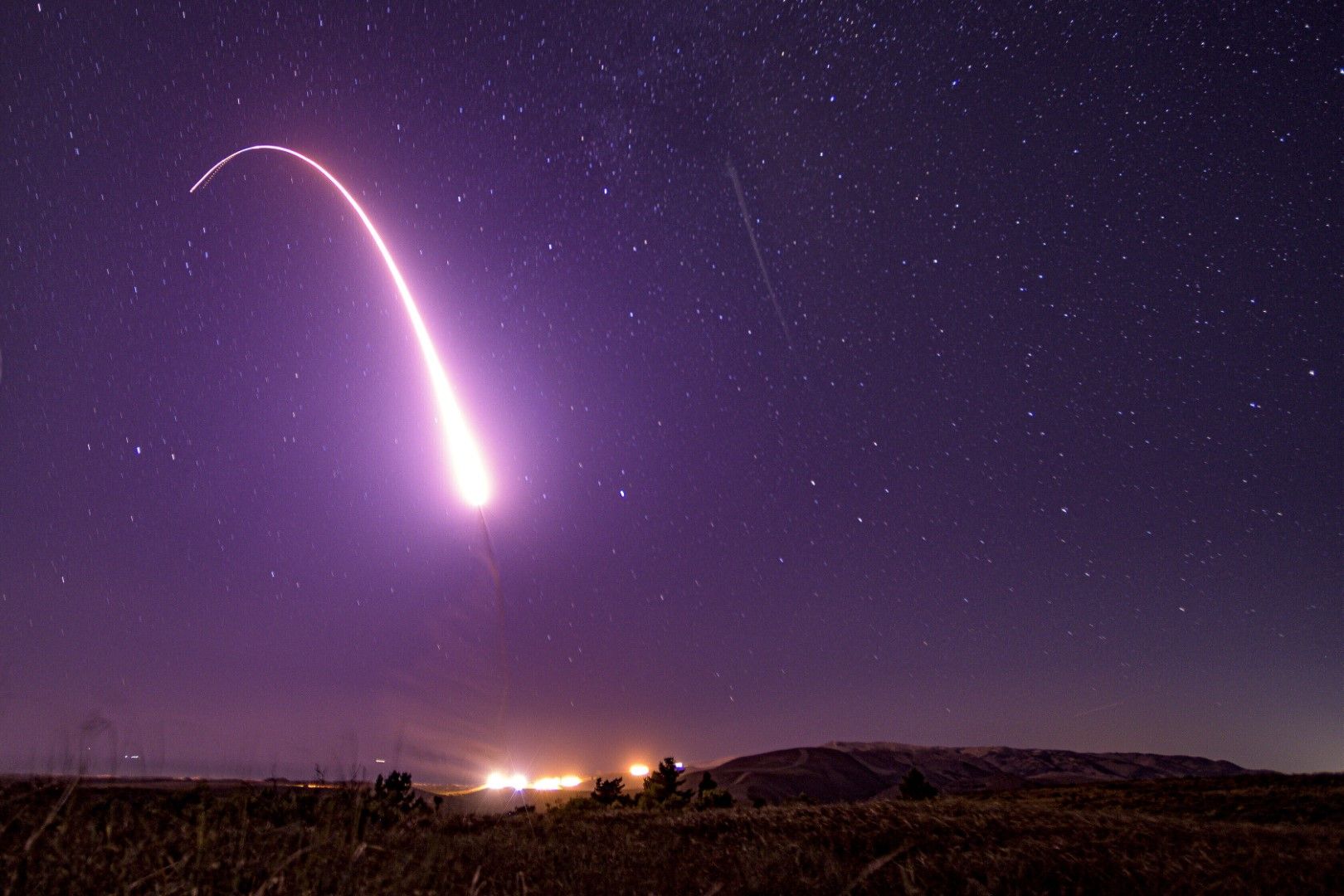 Забавено изображение, направено на 2 октомври 2019 г. и предоставено от ВВС на САЩ, показва тестово изстрелване на невъоръжена междуконтинентална балистична ракета Minuteman 3 от военновъздушната база Ванденберг, Калифорния