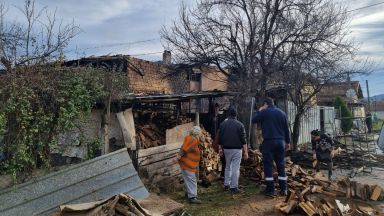 Продължава разследването на причините за пожара при който в дома