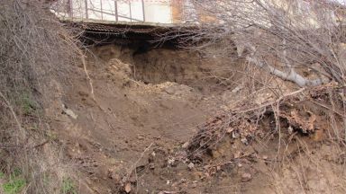 Улица се е срутила във Ветово на метри от къщите