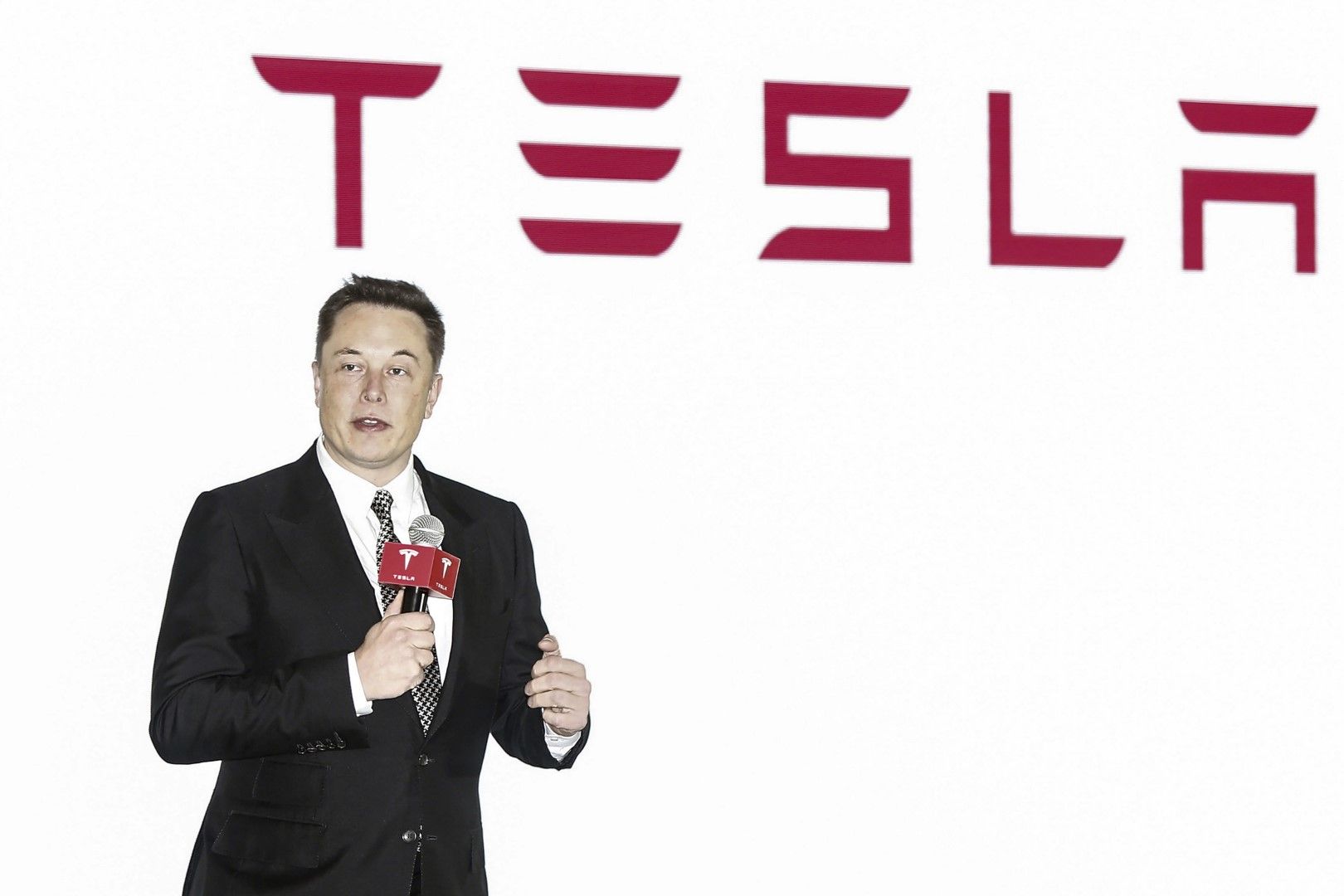 Главният изпълнителен директор на Tesla Илон Мъск дава пресконференция, на която представя надстройката на системата за автоматично шофиране за китайските собственици на Tesla в Пекин на 23 октомври 2015 г. В края на 2019 г. той имаше "само" 16 милиарда д