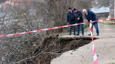 Улица се е срутила във Ветово на метри от къщите