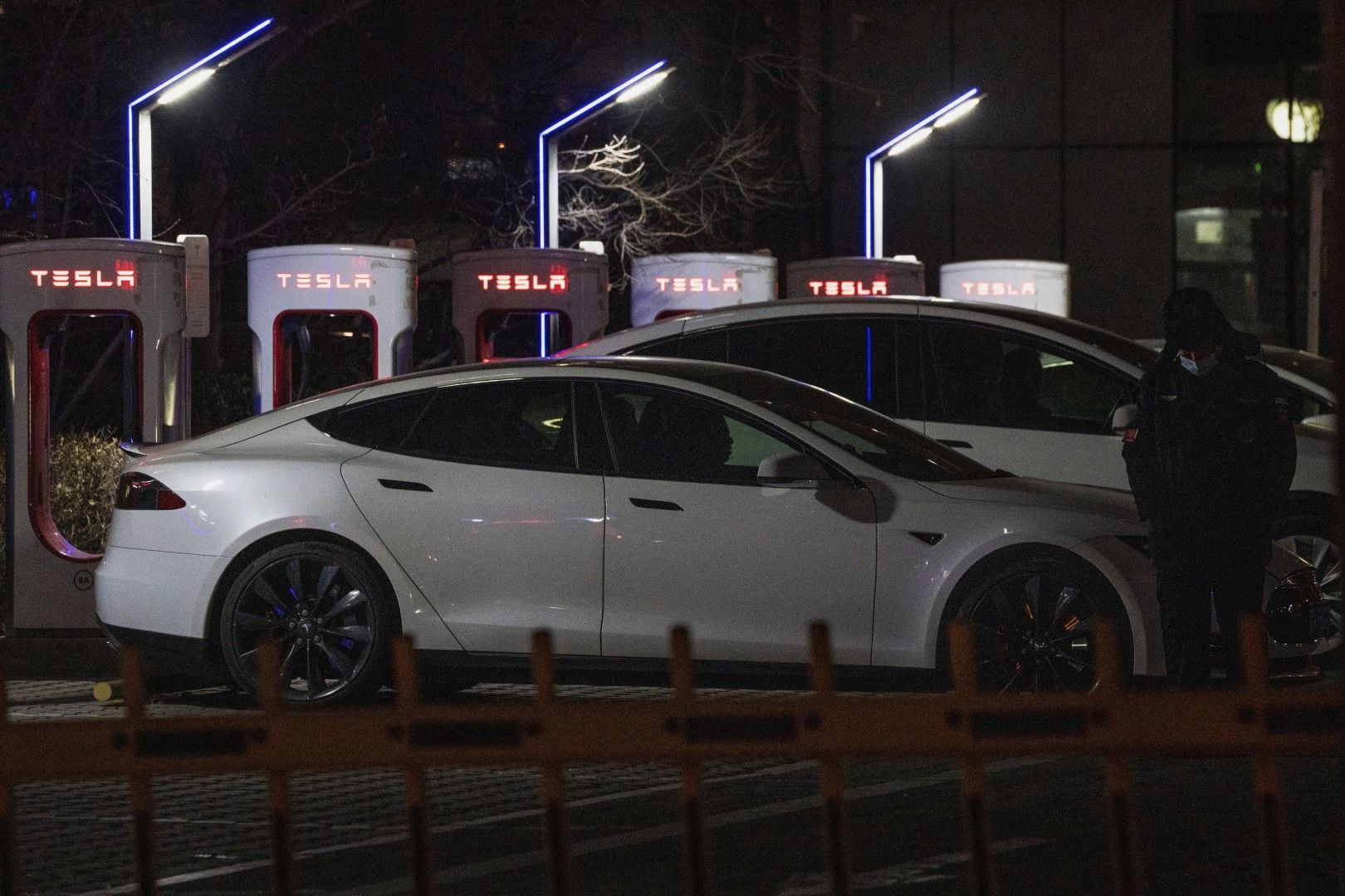 Автомобили Тесла се зареждат в Пекин