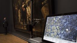 Високотехнологично изображение показва миниатюрни детайли от "Нощна стража" на Рембранд