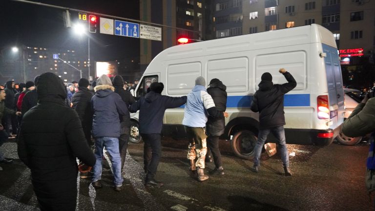 Сблъсъци, преследване на армейски камиони и над 200 арестувани в протестите в Казахстан срещу скъпото гориво