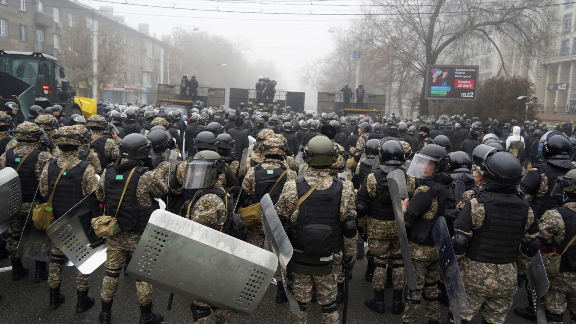 Полицията за безредици блокира улица, за да спре демонстрантите по време на протест в Алмати, Казахстан, сряда, 5 януари 2022 г. 