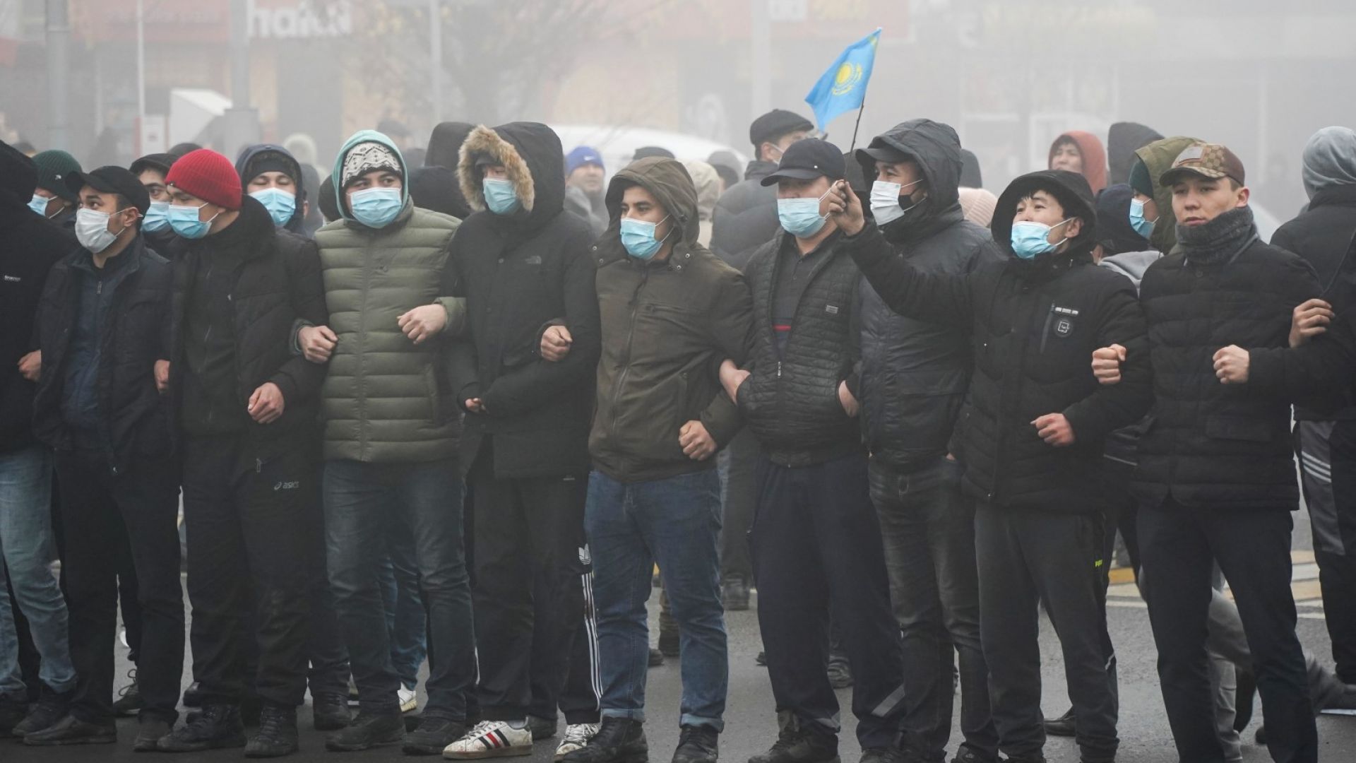 Демонстранти стоят пред полицейския кордон по време на протест в Алмати, Казахстан, сряда, 5 януари 2022 г.