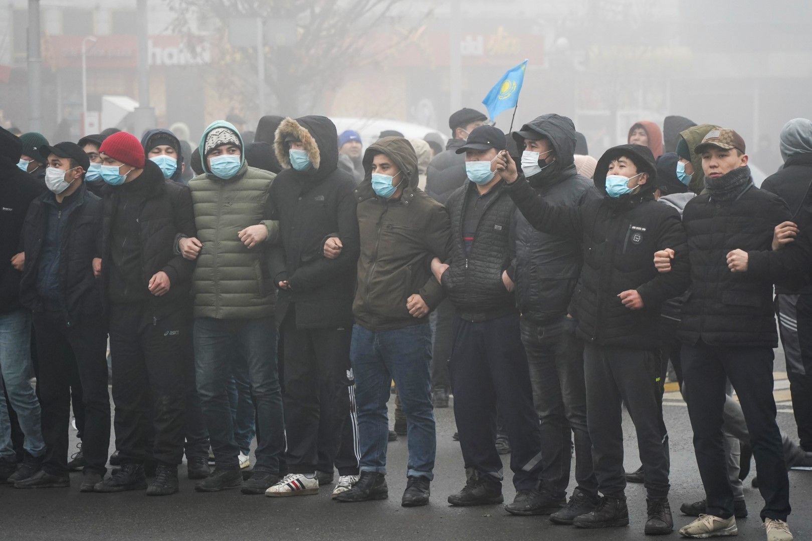 Демонстранти стоят пред полицейския кордон по време на протест в Алмати, Казахстан, сряда, 5 януари 2022 г.