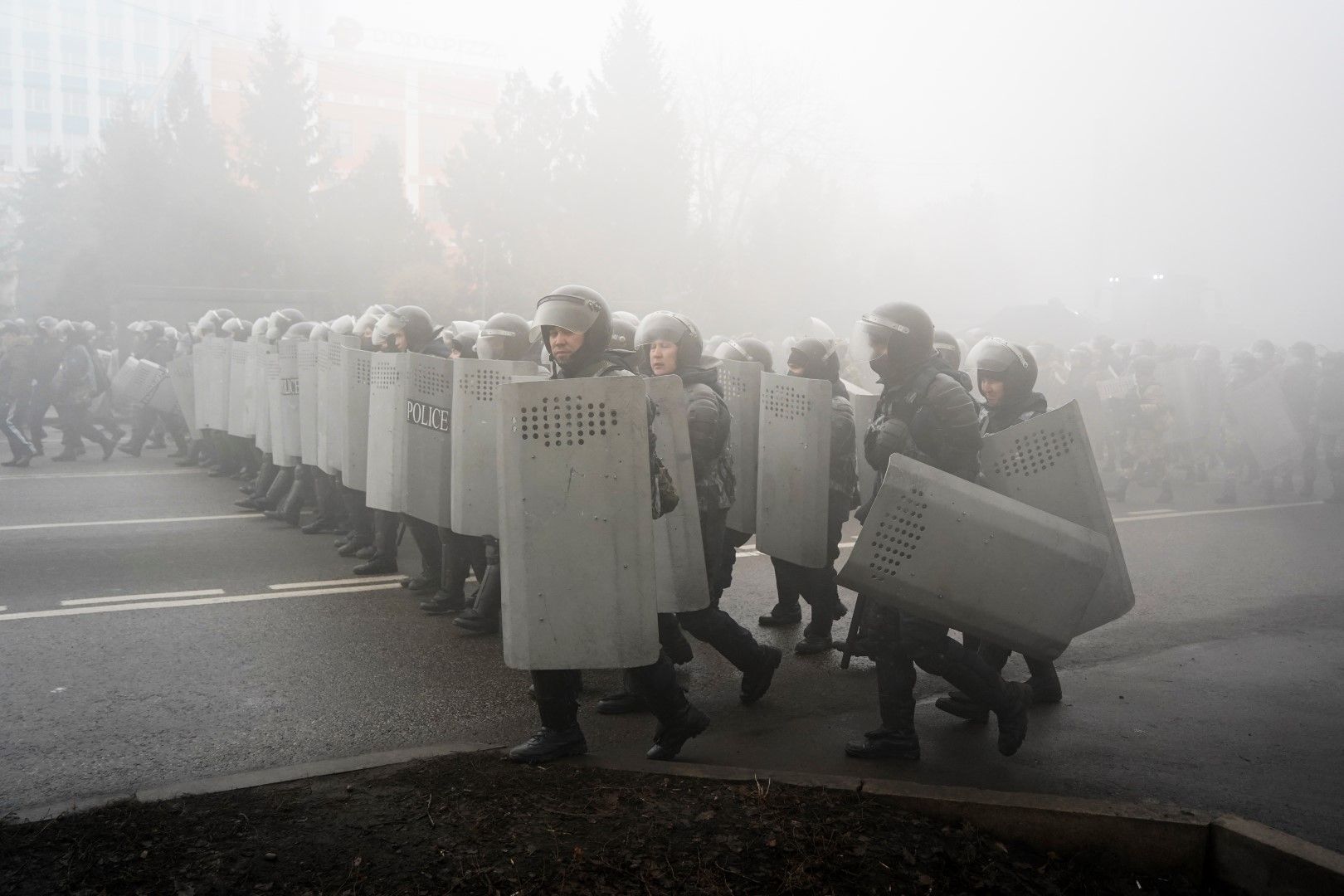 Полицейски отряди за борба с безредиците опитват да блокират демонстранти по време на протест в Алмати, Казахстан, сряда, 5 януари 2022 г.
