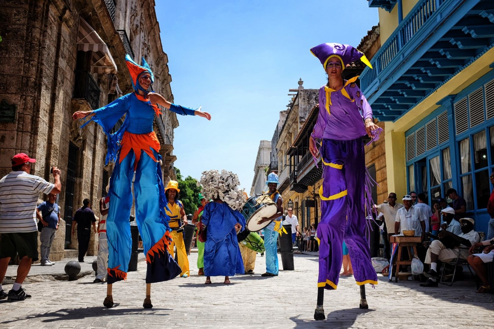 Десетки танцьори се движат в ритъма на конга по улиците на Хавана