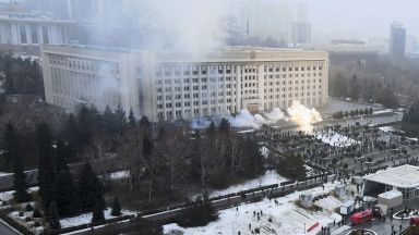 Въпреки оставката на правителството ситуацията в Казахстан ескалира Бунтовете възпламенени