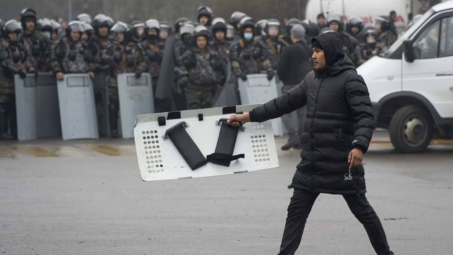 Казахстан извади бронетранспортьори срещу протестиращите, изстрелите не утихват (видео)
