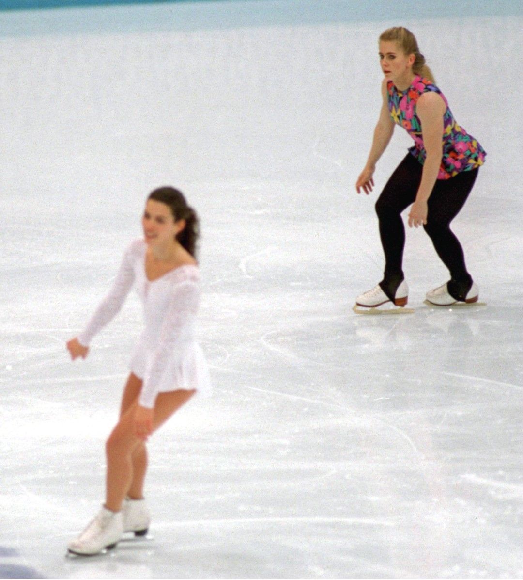 Нанси Керигън (вляво) и Тоня Хардинг (на заден план) на тренировката в Лилехамер преди Олимпийските игри през 1994-а