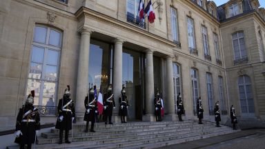 Френските депутати ще трябва да носят в парламента задължително сако