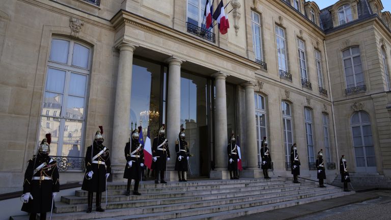 Френските депутати ще трябва да носят в парламента задължително сако.