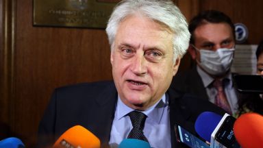 Твърде рано е да се каже дали има чадър върху