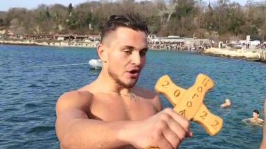 Студент по програмиране хвана богоявленския кръст в морето край Варна