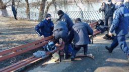Изведоха с белезници участник във ваденето на кръста в Русе 