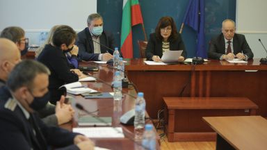 Здравните власти предлагат смекчаване на някои от противоепидемичните мерки които