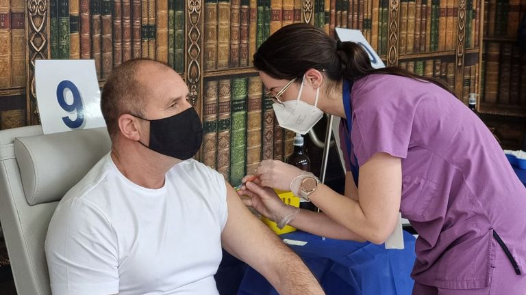 Президентът Румен Радев си постави бустерна доза ваксина срещу Covid-19.