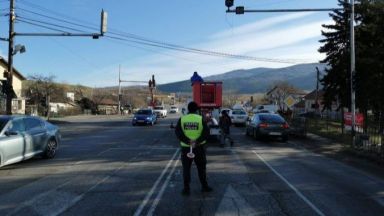 Подменена е светофарната уредба на кръстовището при пернишкото село Драгичево