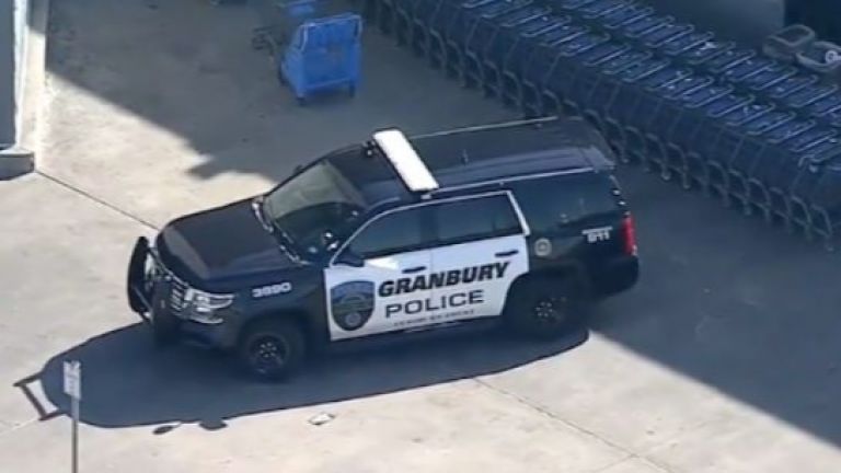 Малко дете простреля майка си и по-малкия си брат, докато