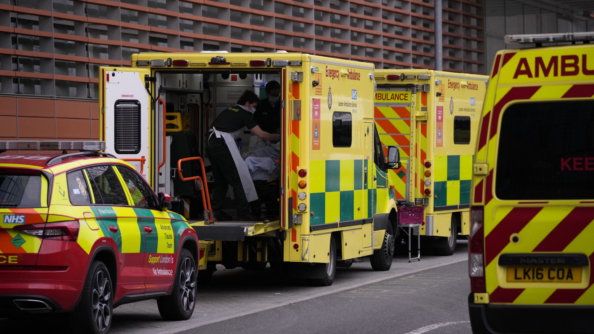 Повикаха армията на помощ в болниците в Лондон 