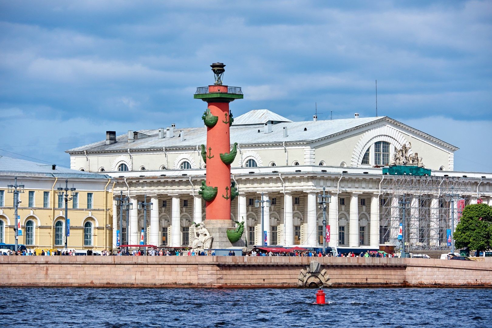 Санктпетербургската фондова борса и една от ростралните колони на преден план
